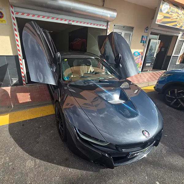 BMW - I8
